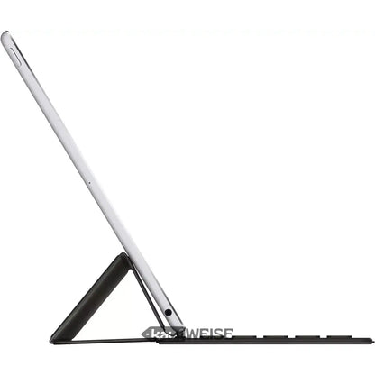 Weiße Tablet mit schwarzer Tastaturhülle für iPad Apple Smart Keyboard QWERTZ