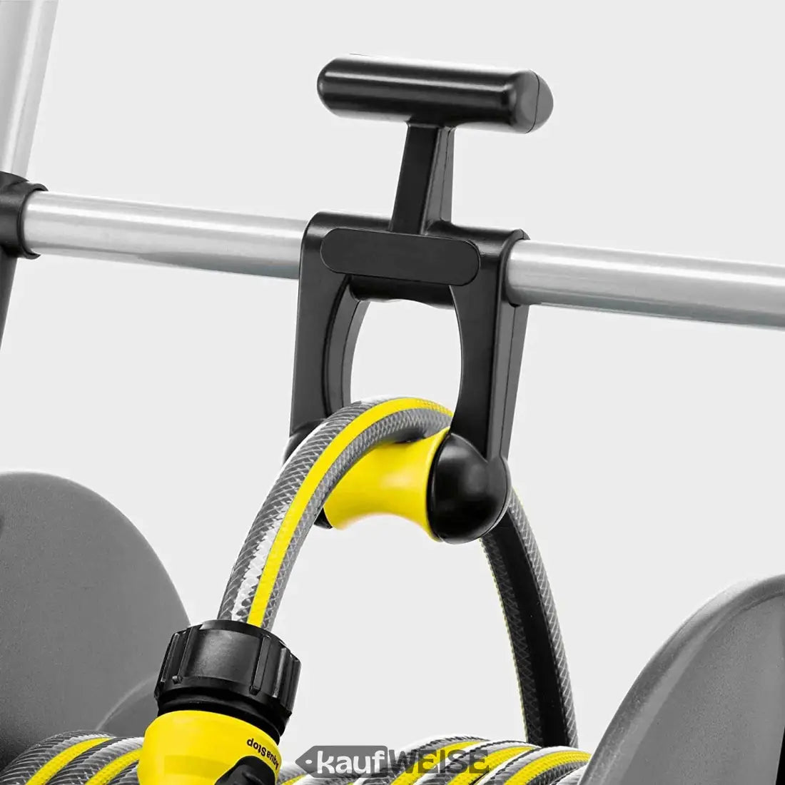 Schwarzer gelber Gartenschlauch auf Kärcher Metall Schlauchwagen HT80 M Kit