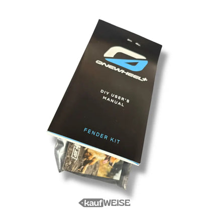 Schwarzes und blaues Onewheel Fender-Kit in Verpackung mit Anleitung