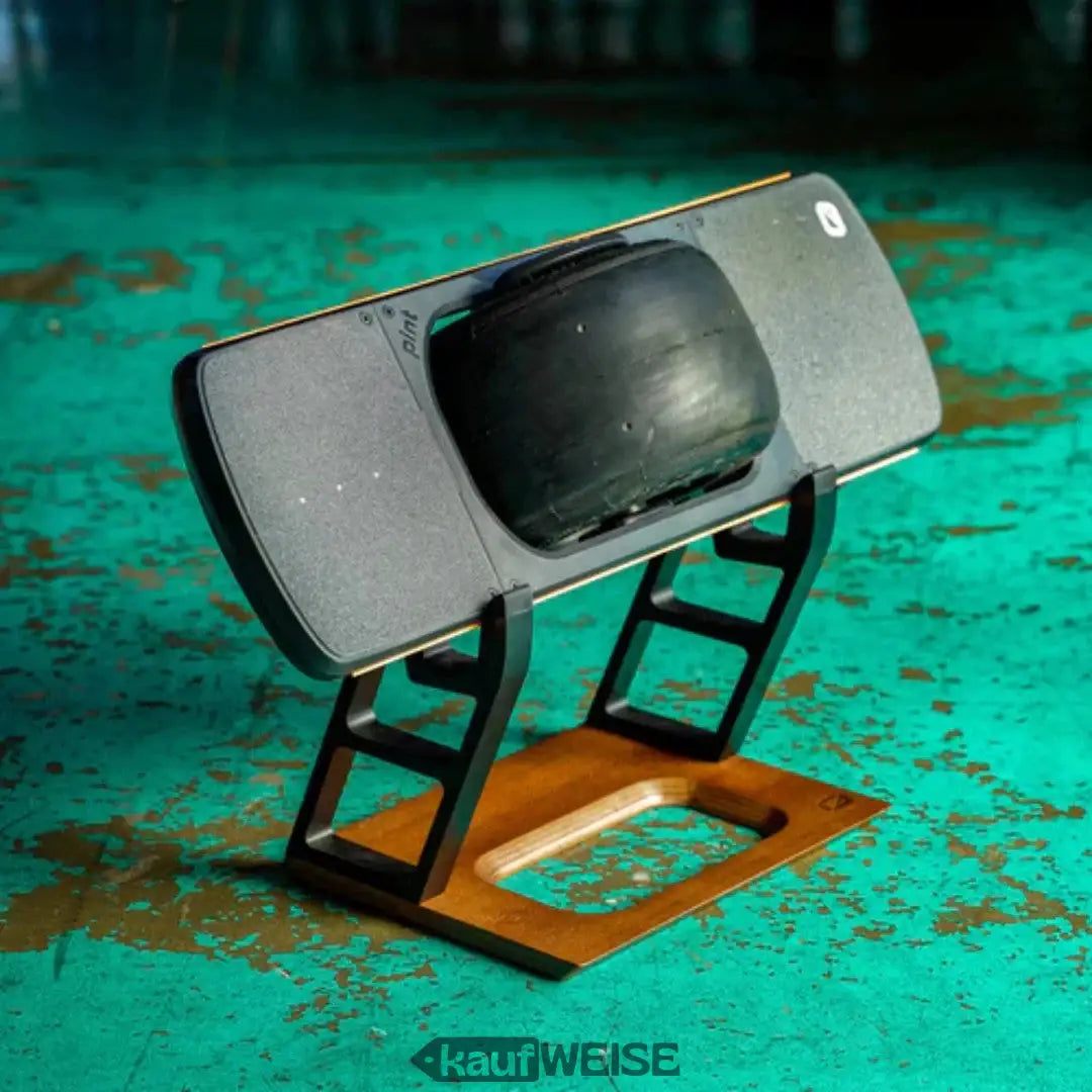 Schwarzer und goldener VR-Headset auf Ständer