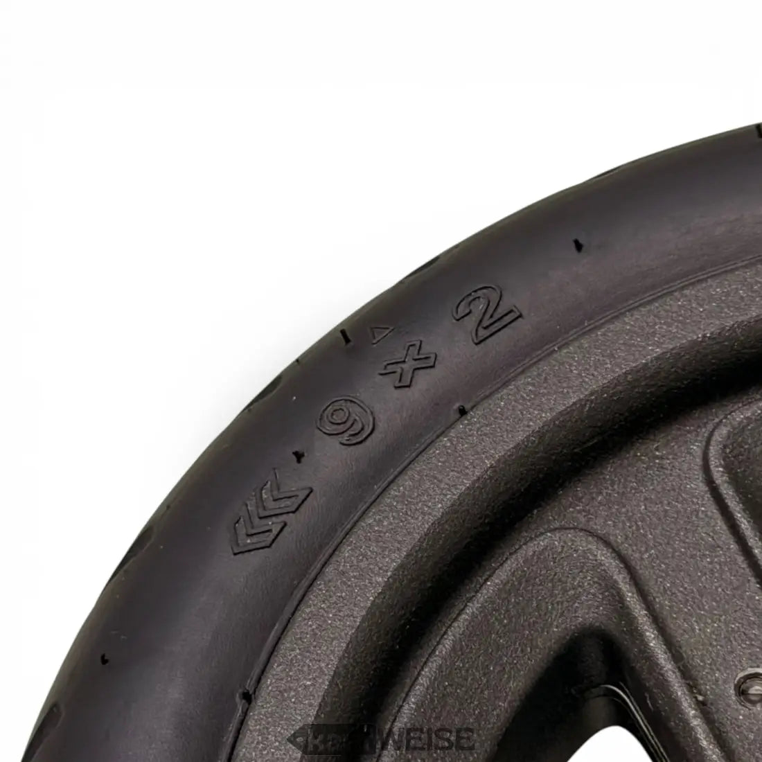 Schwarzer Flat-Free-Reifen mit Prägung für Segway-Ninebot F-Serie